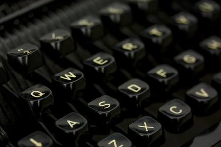 关闭一台旧打字机上的字母键