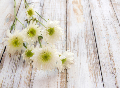 白色的木桌上的花