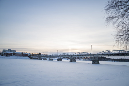 在冬季，瑞典于默奥桥