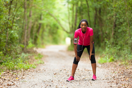 累了的非洲裔美国老妇慢跑者肖像健身，人