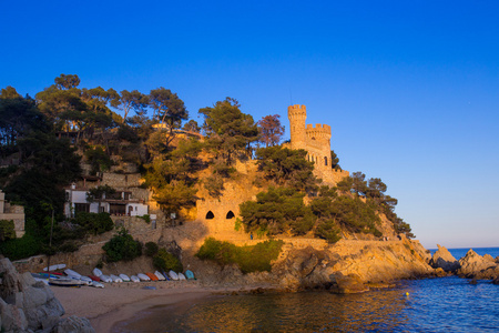 美丽的景色的城堡圣胡安山和海冲浪上。布拉瓦海岸，加泰罗尼亚，西班牙罗列