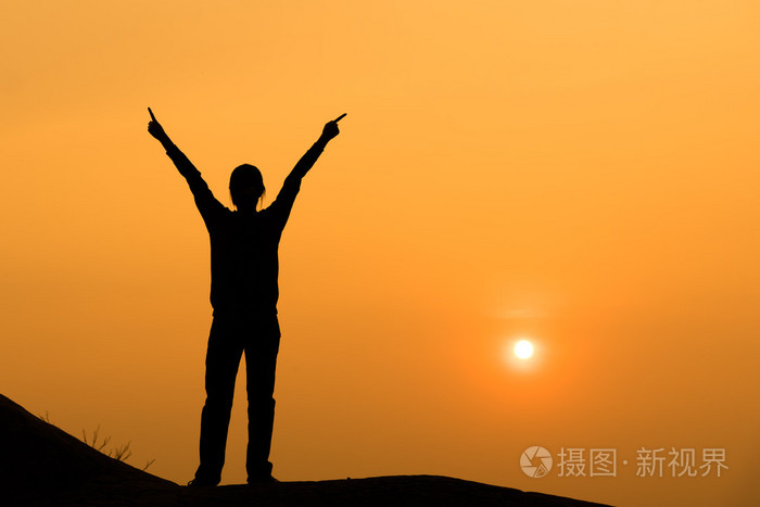 女人传播手向天空的轮廓