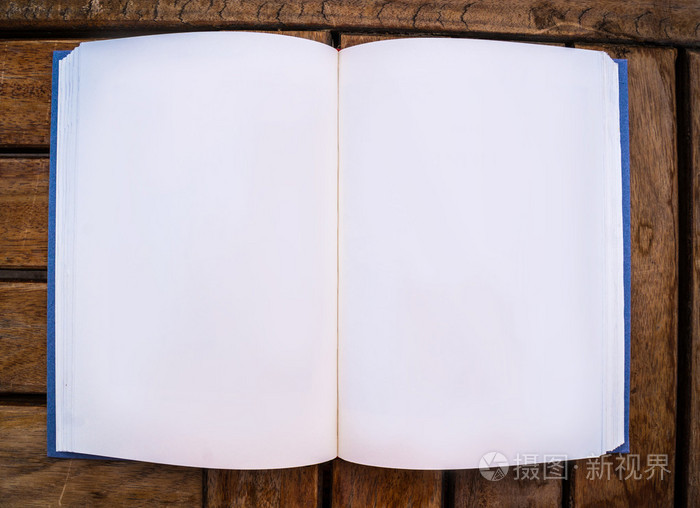 轻型木制背景的空白开放小册子或书籍. 模板模板