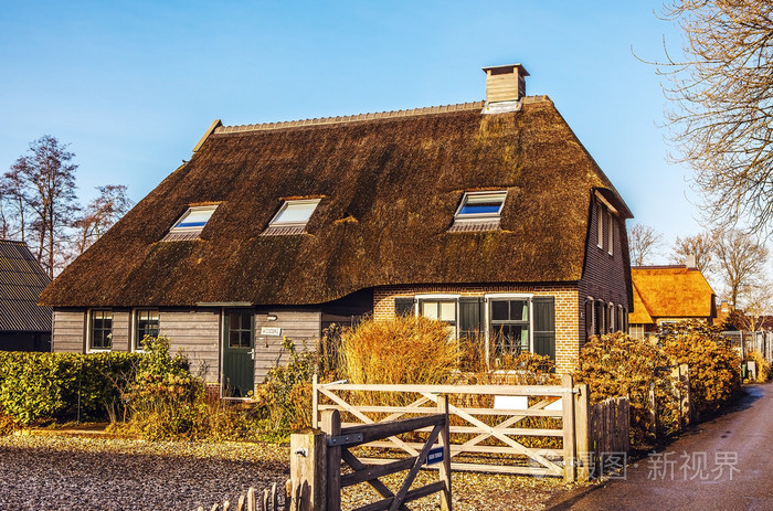 在giethoorn,荷兰的茅草屋顶舒适幢老房子里照片-正版商用图片1m0na4