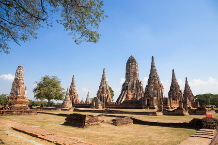 在大城府的美丽扫管笏柴 Watthanaram 寺是最受欢迎的旅游