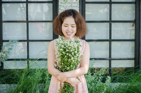 花束的漂亮女孩