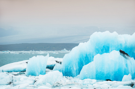 在 Jokulsarlon 冰川湖蓝色冰山