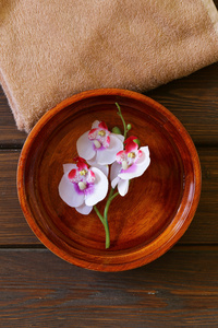 木碗用水和兰花，顶视图