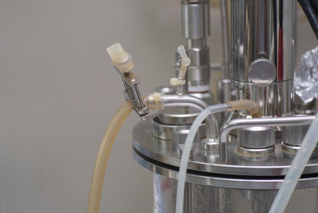 油管的实验室玻璃烧杯装置