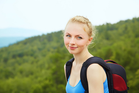 山中徒步旅行，背包里的女人