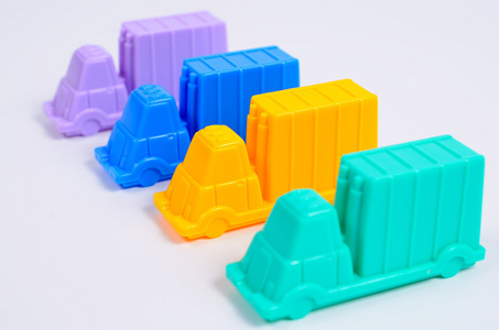 五颜六色的塑料玩具货车