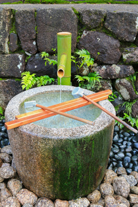 temizuya水通过竹管流到石盆 日本照片