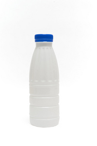 孤立在黑色背景上的塑料奶瓶