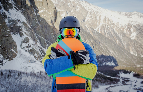 滑雪板举行滑雪板山顶附近了肖像，雪山滑雪斜坡上