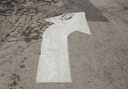 背景白色箭头画旁铺的路演，象征着地板的古雅
