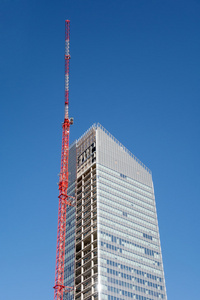 在建设摩天大楼建设在蓝蓝的天空上的起重塔式起重机
