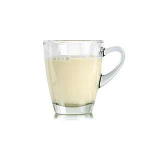 杯牛奶分离在白色的背景