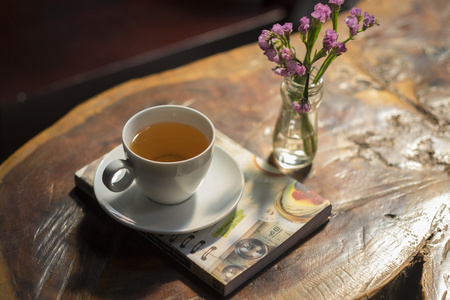 特写镜头杯花草茶，书，