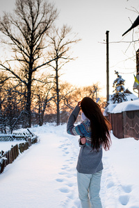 年轻漂亮的女人 女孩 玩雪在暖和的衣服微笑在公园里