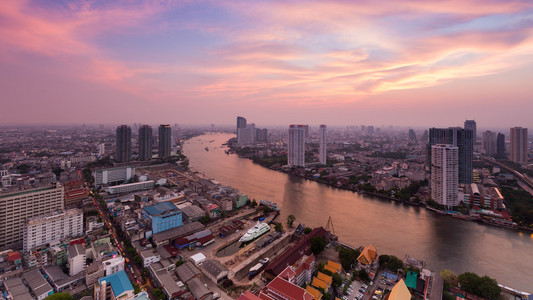 在曼谷条弯弯的小河日落之后戏剧性的天空