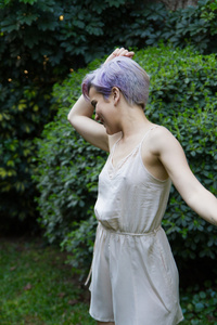 美丽紫短头发的女人她臂户外动图片