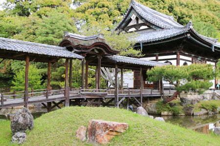在 Kodaiji 寺在京都花园 Kangetsu 戴桥