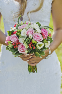 白色和粉色的玫瑰花新娘 5182 手中的花束