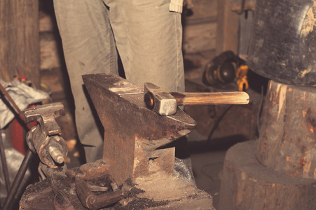 铁锤和铁砧，详细的伪造，五金工具