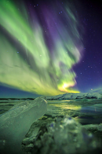 在冰川泻湖 Jokulsarlon 在冰岛极光