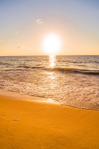 夕阳与大海和海滩