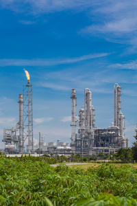 体系结构的化学炼油厂与蓝蓝的天空