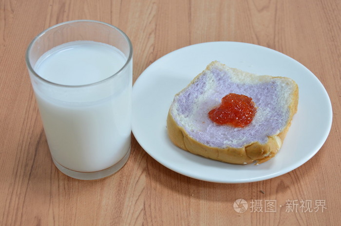 牛奶和片面包混合芋头顶果酱