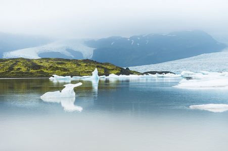 冰山在冰川湖与山景色