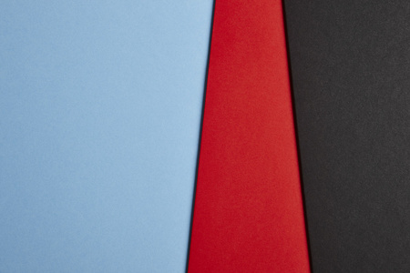 彩色的硬纸板背景在蓝色红色黑色基调。复制空间