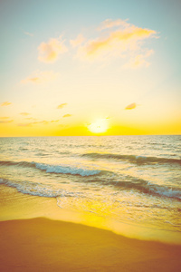 夕阳与大海和海滩