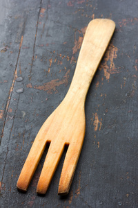 木制厨房叉，老黑表特写选择性重点。乡村风格