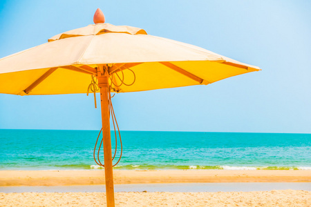 热带海洋与沙滩上的伞