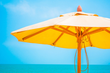 热带海洋与沙滩上的伞