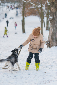 男孩和他的狗在雪中