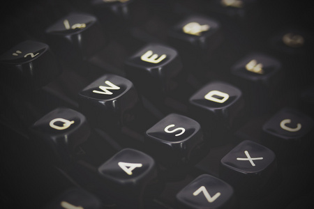 关闭一台旧打字机上的字母键。老式的筛选器