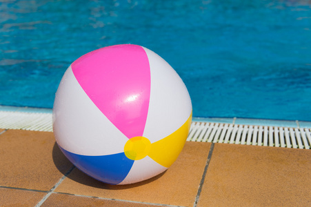 在游泳池里的充气球
