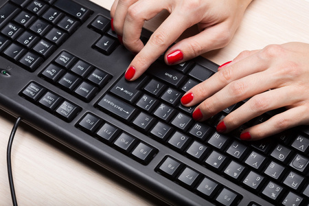 在笔记本电脑键盘上打字的业务女人手