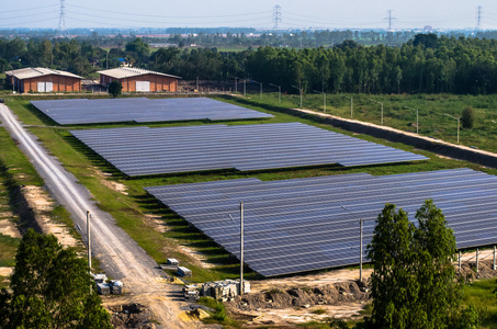 太阳能农场，从空中的太阳能电池板
