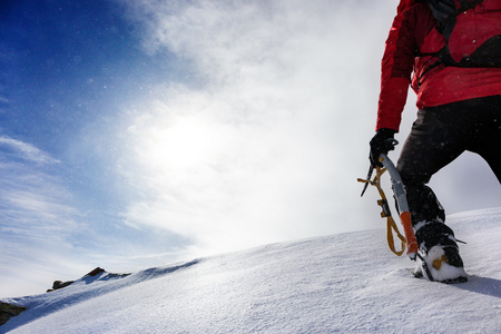 登山者攀登雪峰