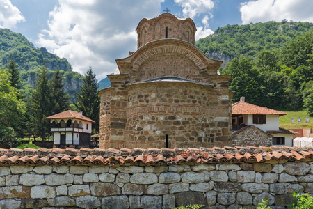教堂和旧建筑在圣约翰的神学家 Poganovo 修道院和尔玛河峡谷