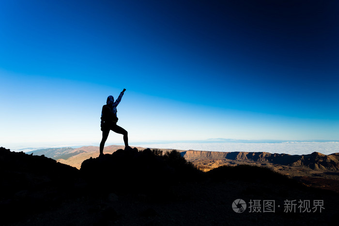 女人成功剪影徒步登山顶