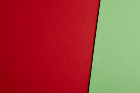 彩色的硬纸板背景中红色 绿色的色调。复制空间
