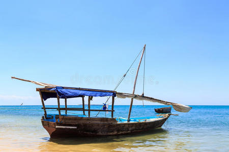 海滩附近的传统渔夫船