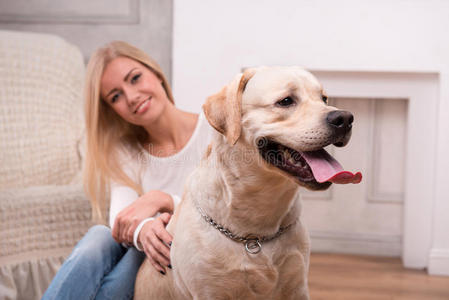 漂亮的金发女孩和拉布拉多猎犬