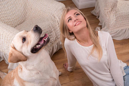 漂亮的金发女孩和拉布拉多猎犬